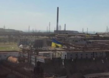 აზოვსტალზე, დაბომბვების მიუხედავად, უკრაინის დროშა ფრიალებს