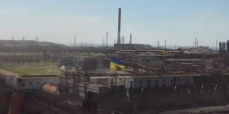 აზოვსტალზე, დაბომბვების მიუხედავად, უკრაინის დროშა ფრიალებს