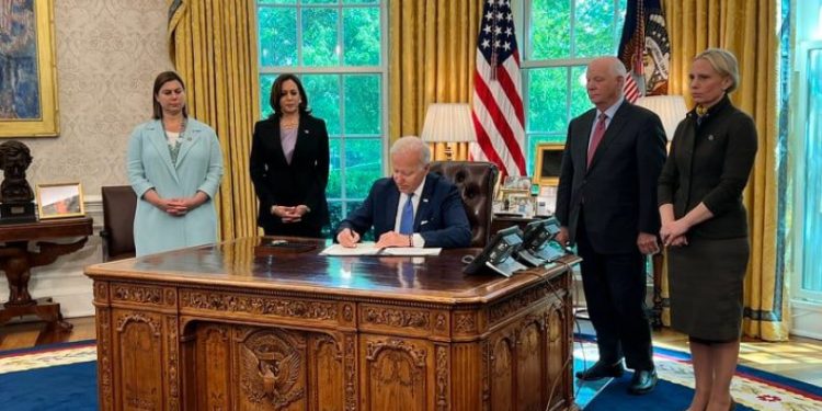 ჯო ბაიდენმა უკრაინის ლენდ-ლიზის კანონს ხელი მოაწერა