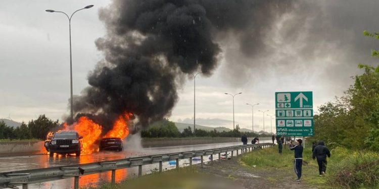 ავტოსაგზაო შემთხვევა ცენტრალურ მაგისტრალზე – მანქანებს ცეცხლი გაუჩნდა