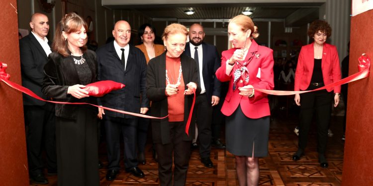 კელი დეგნანმა ოზურგეთის ბიბლიოთეკაში ამერიკული კუთხე გახსნა და მედიის კითხვებს უპასუხა