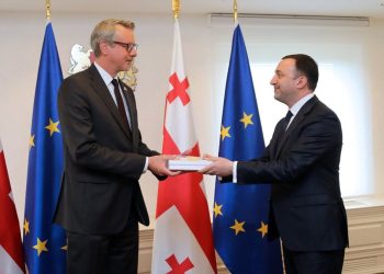ირაკლი ღარიბაშვილმა კარლ ჰარცელს ევროკომისიის კითხვარის პირველი ნაწილი გადასცა