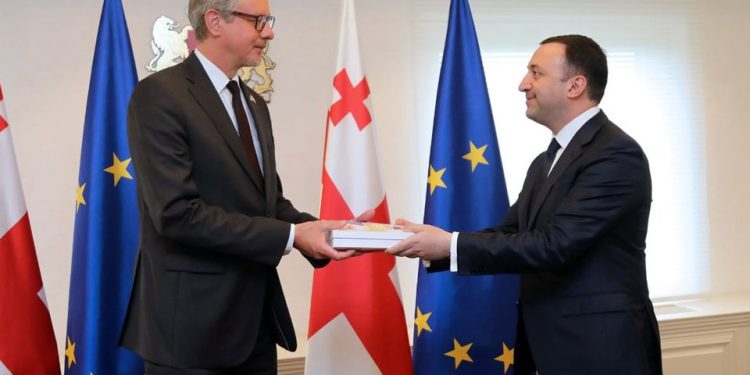 ირაკლი ღარიბაშვილმა კარლ ჰარცელს ევროკომისიის კითხვარის პირველი ნაწილი გადასცა