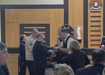 ნიკა გვარამია სასამართლოს სხდომათა დარბაზში დააკავეს