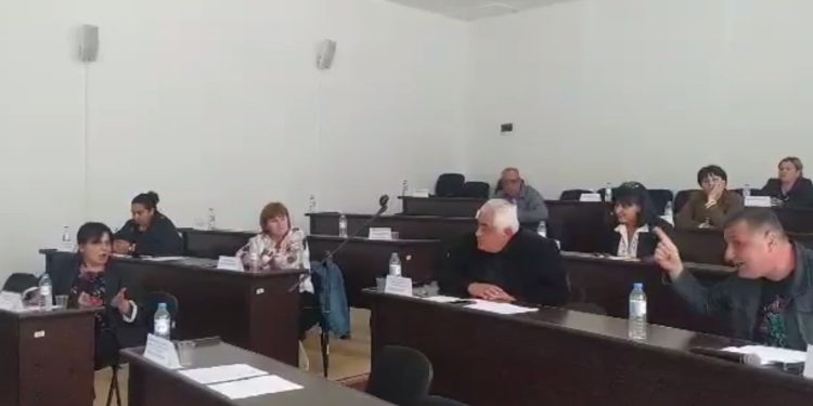 ვიდეო – დაპირისპირება ლანჩხუთის საკრებულოს სხდომაზე