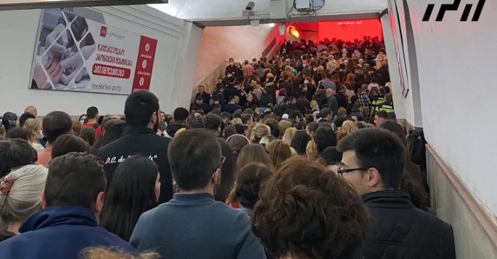 მგზავრთა ნაკადის მკვეთრი ზრდის გამო, „სადგურის მოედანზე“ მოქალაქეების გადაადგილება შეფერხებულია