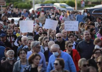 რესპუბლიკის მოედნიდან პარლამენტის შენობისკენ ნიკა გვარამიას მხარდამჭერი მსვლელობა მიმდინარეობს