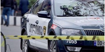 ბათუმში, სათარჯიმნო ბიუროში რუსეთის მოქალაქეებმა უკრაინის დროშა ჩამოხიეს და თანამშრომელს დაარტყეს