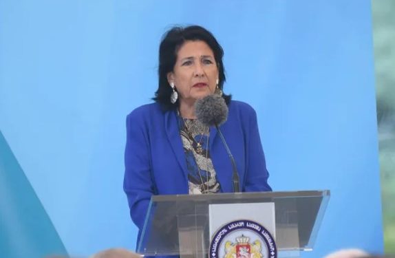 პრეზიდენტი – სანამდე უნდა იყოს, რომ ჩვენ გვყავდეს მილიონზე მეტი ადამიანი უცხოეთში და არჩევნებში მონაწილეობდეს მხოლოდ რამდენიმე ათასი – დროა, გადავიდეთ არჩევნებში მონაწილეობის ელექტრონულ საშუალებაზე