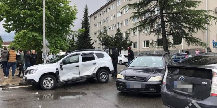 სამი ადამიანი დაშავდა ავარიის შედეგად ბათუმში