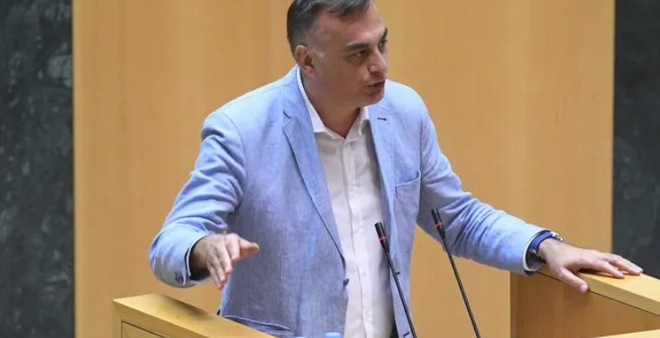 ზაალ უდუმაშვილი პარლამენტიდანაც მიდის – ფრაქცია “ნაციონალური მოძრაობა” კიდევ ერთ მანდატს კარგავს