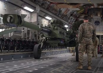 ვიდეო – ამერიკული ჰაუბიცები უკრაინაში გამოსაგზავნად თვითმფრინავში იტვირთება