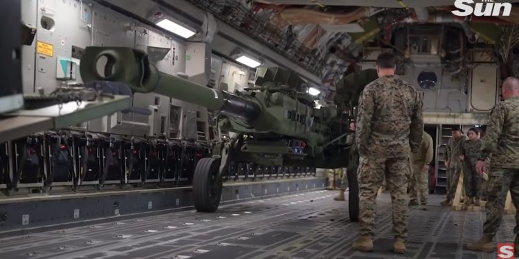 ვიდეო – ამერიკული ჰაუბიცები უკრაინაში გამოსაგზავნად თვითმფრინავში იტვირთება