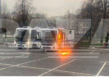 მოსკოვში, რევოლუციის მოედანზე როსგვარდიის სპეცმანქანაში “მოლოტოვის კოქტეილი” ჩააგდეს