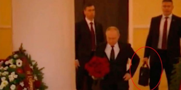 კაცმა, რომელსაც პუტინის ბირთვული კონტროლის მოწყობილობა ეჭირა, თვითმკვლელობა სცადა