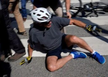 ჯო ბაიდენი სეირნობისას ველოსიპედიდან გადმოვარდა