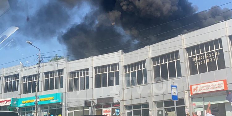 თბილისში ავტონაწილების ბაზრობაზე ხანძარია