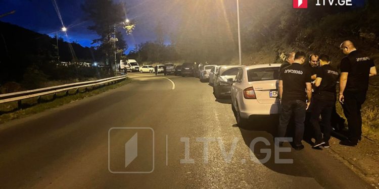 ბაგებში, სადაც ბიზნესმენი ლევან კაჭარავა მოკლეს, ექსპერტ-კრიმინალისტები მუშაობენ