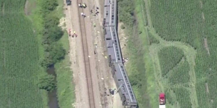 ვიდეო – აშშ-ში სამგზავრო მატარებელი სატვირთო მანქანას დაეჯახა, არიან გარდაცვლილები და დაშავებულები