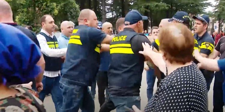 ვიდეო – ხმაური და დაპირისპირება მოყვა გურიაში “ნაციონალური მოძრაობის” წევრების მოსახლეობასთან შეხვედრას