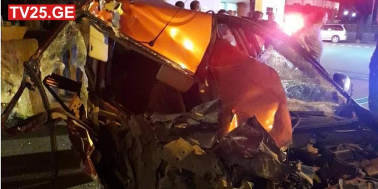 ავარია ბათუმში – ერთმანეთს სატვირთო და მსუბუქი ავტომანქანები შეეჯახნენ