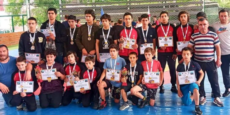 ოცი მედალი და გუნდური პირველი ადგილი – ოზურგეთელი მოჭიდავეების წარმატებული ასპარეზობა ჭიათურის ტურნირზე