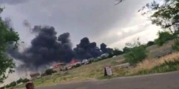 დროებით ოკუპირებულ ნოვაია კახოვკაში უკრაინელებმა რუსების საბრძოლო მასალის საწყობი გაანადგურეს