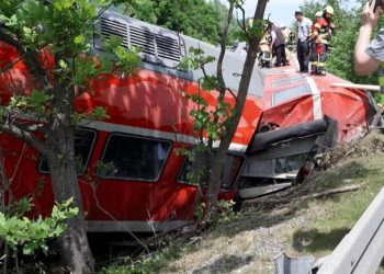 გერმანიაში მატარებლის რელსებიდან გადავარდნის შედეგად, სულ მცირე, 4 ადამიანი დაიღუპა