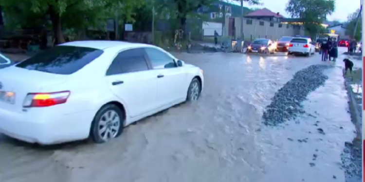 უხვი ნალექის გამო საგურამო ისევ დაიტბორა – შეფერხებულია მოძრაობა
