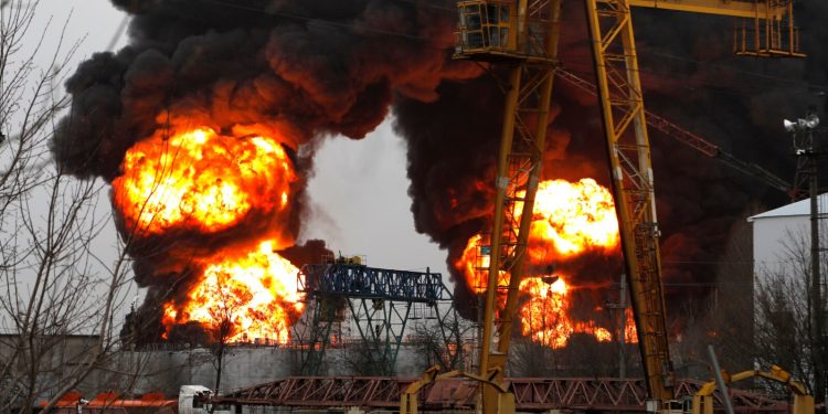 რუსეთის როსტოვის ოლქში ხანძარი გაუჩნდა ნავთობგადამამუშავებელ ქარხანას