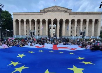 პარლამენტთან აქცია „შინ ევროპისკენ“ მიმდინარეობს