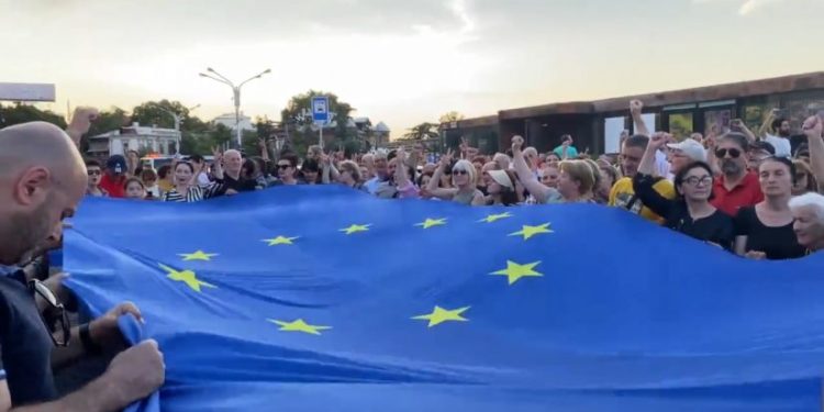 ერთად ევროპისკენ – რესპუბლიკის მოედანზე აქცია მიმდინარეობს