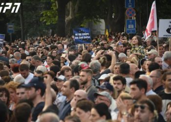 პარლამენტის შენობის წინ, აქცია „შინ ევროპისკენ“ დაიწყო