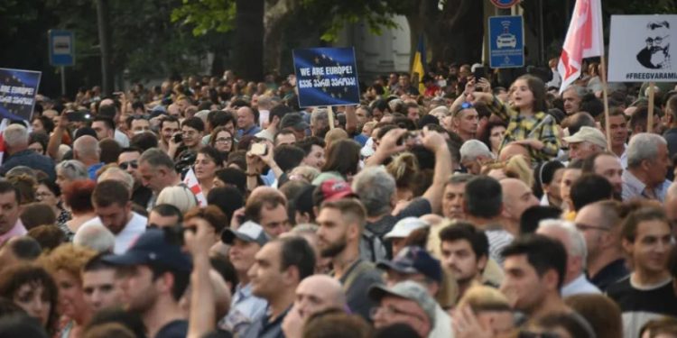 პარლამენტის შენობის წინ, აქცია „შინ ევროპისკენ“ დაიწყო