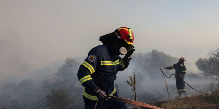 ათენთან ტყის ხანძარს ებრძვიან, დაზიანდა საცხოვრებელი სახლები
