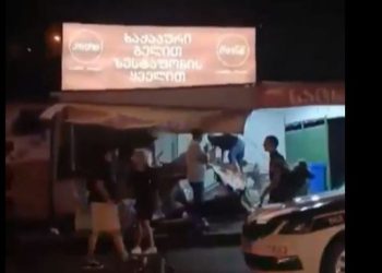 თბილისში მანქანა ჯიხურში შევარდა – გავრცელებული ინფორმაციით, არიან დაშავებულები