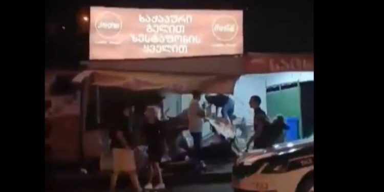 თბილისში მანქანა ჯიხურში შევარდა – გავრცელებული ინფორმაციით, არიან დაშავებულები