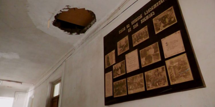 დვაბზუს საჯარო სკოლაში ბათქაში ჩამოვარდა