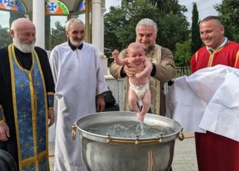 სამების ტაძარში ჩვილთა საყოველთაო ნათლობა ტარდება