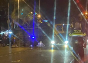 ავტოსაგზაო შემთხვევა თბილისში – სატვირთო ჯერ ხეს დაეჯახა, შემდეგ ავტომობილს