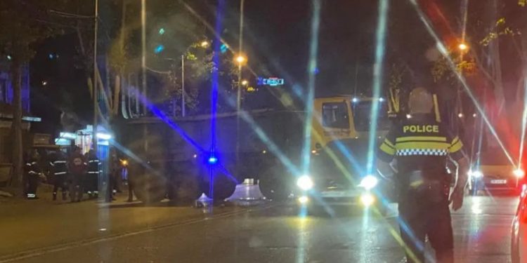 ავტოსაგზაო შემთხვევა თბილისში – სატვირთო ჯერ ხეს დაეჯახა, შემდეგ ავტომობილს