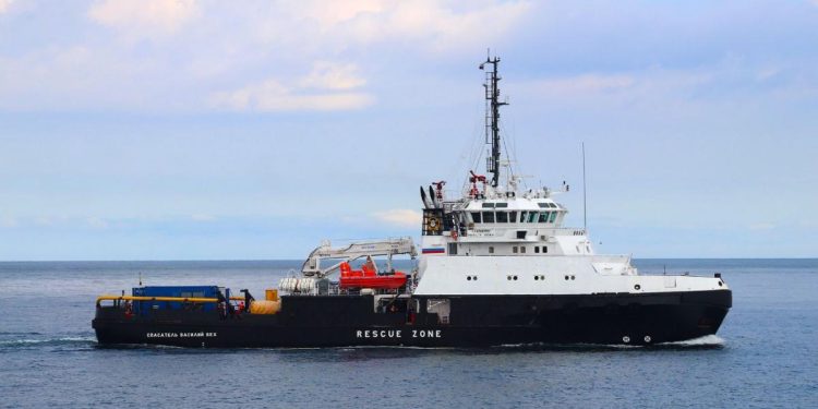 რუსული გემი-ბუქსირი, რომელსაც უკრაინელებმა რაკეტები ესროლეს, ფსკერისკენ წავიდა