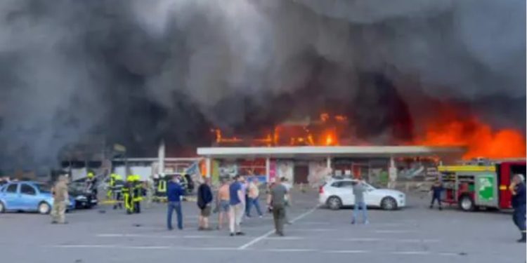 რუსმა ოკუპანტებმა უკრაინაში, ქალაქ კრემენჩუკში სავაჭრო ცენტრი დაბომბეს – არის მსხვერპლი