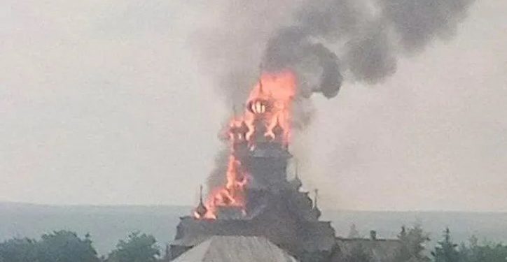 დონეცკში რუსებმა სვიატოჰირსკის ყოვლადწმინდას ლავრა დაბომბეს, ეკლესია ამ წუთებშიც იწვის