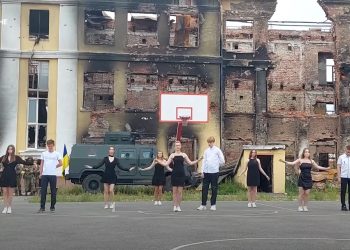 ვიდეო – ხარკოვის #134 სკოლის კურსდამთავრებულთა გამოსაშვები ცეკვა მშობლიური სკოლის ნანგრევებთან