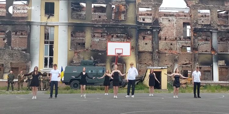 ვიდეო – ხარკოვის #134 სკოლის კურსდამთავრებულთა გამოსაშვები ცეკვა მშობლიური სკოლის ნანგრევებთან