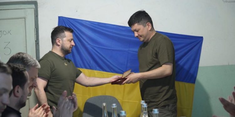 ზელენსკი მიკოლაევში ჩავიდა და ვიტალი კიმი დააჯილდოვა