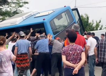 ჩაქვში მგზავრებით სავსე ავტობუსი თხრილში გადავარდა