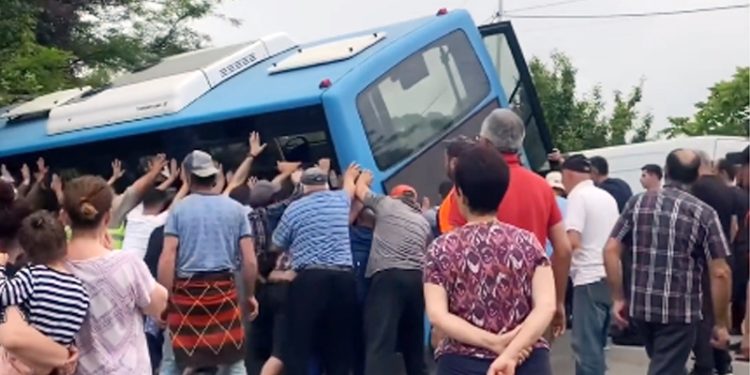 ჩაქვში მგზავრებით სავსე ავტობუსი თხრილში გადავარდა