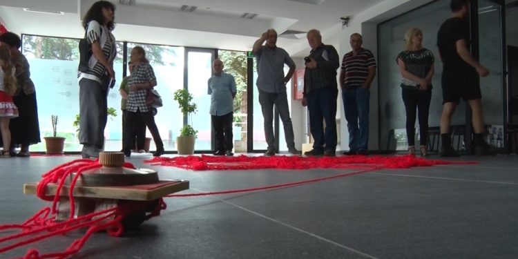 “შემოქმედებითი პროტესტის სკოლის” პროექტის მოგზაური გამოფენა ოზურგეთში